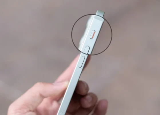 Thao tác kiểm tra ngoại hình và các phím vật lý để biết có nên mua iPhone cũ không.