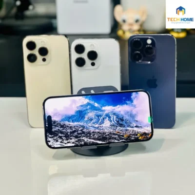 Các dòng điện thoại iPhone cũ nhiều đời máy đặt cạnh nhau giúp khách hàng cân nhắc có nên mua iPhone cũ không.
