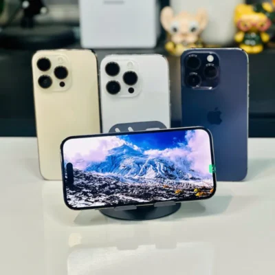 Các dòng điện thoại iPhone cũ nhiều đời máy đặt cạnh nhau giúp khách hàng cân nhắc có nên mua iPhone cũ không.