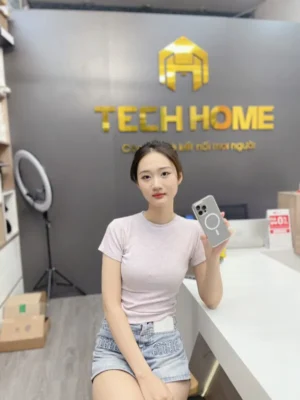 Khách hàng đang trải nghiệm dịch vụ tại cửa hàng uy tín để quyết định có nên mua iPhone cũ không.