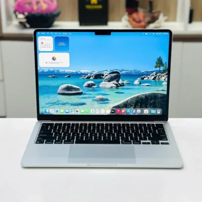 Giao diện hệ điều hành macOS mới nhất đang hoạt động mượt mà trên thiết bị để chứng minh MacBook cũ dùng có bền không.