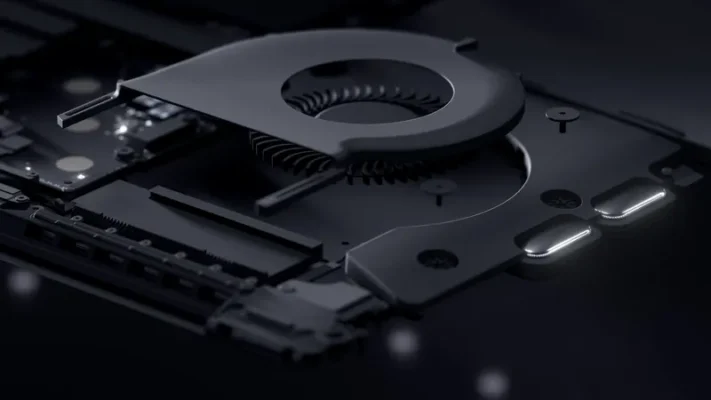 Hệ thống quạt tản nhiệt bên trong MacBook Pro giúp máy duy trì hiệu suất ổn định khi xử lý tác vụ nặng kéo dài