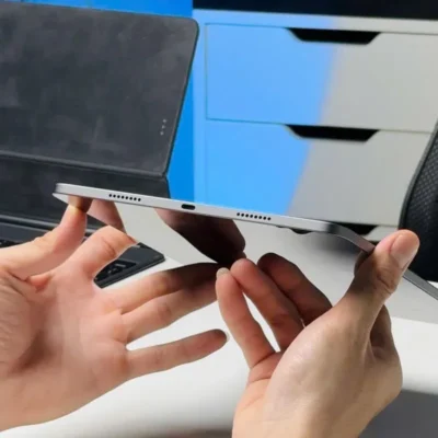 Các bước kiểm tra ngoại hình và chức năng cảm ứng khi mua iPad trực tiếp tại cửa hàng.