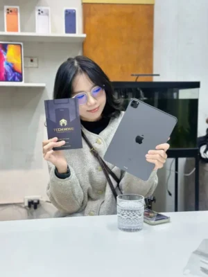 Khách hàng đang trải nghiệm các dòng iPad Air và iPad Gen tại showroom TechHome Store.