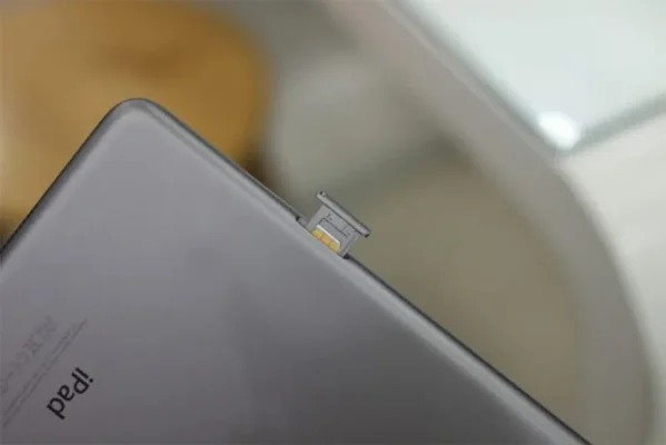 Cận cảnh khe cắm SIM trên khung viền của iPad phiên bản hỗ trợ 4G Cellular.