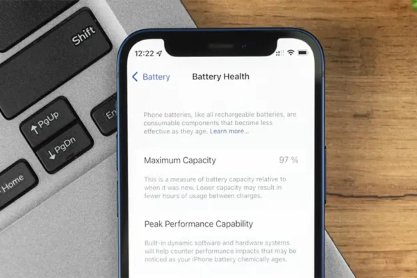Giao diện cài đặt hiển thị dung lượng pin tối đa giúp xác định có nên mua iPhone cũ không.
