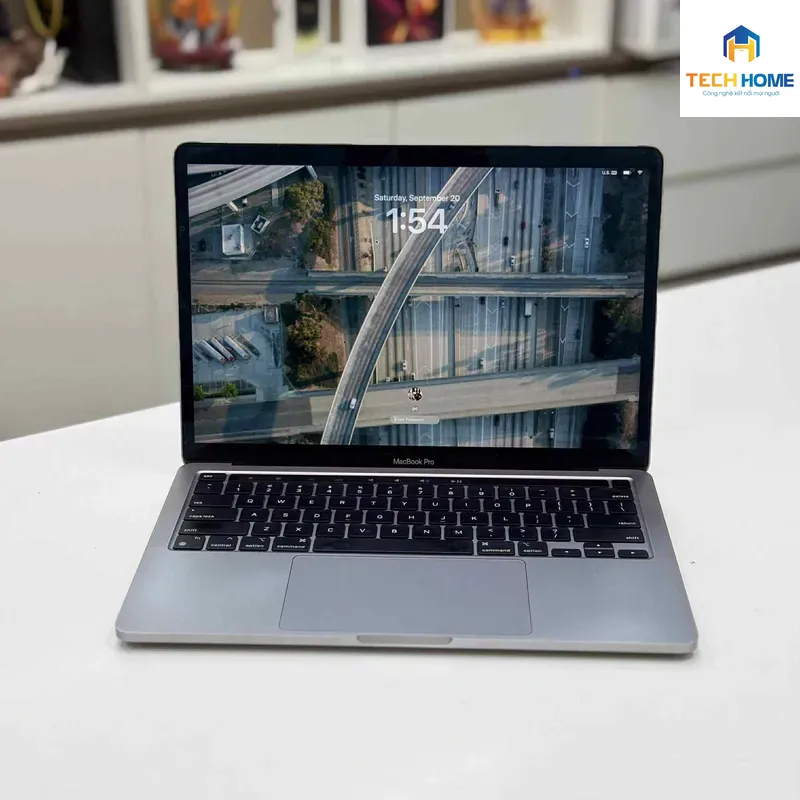 Chiếc máy tính Apple đã qua sử dụng đặt trên bàn làm việc hiện đại minh họa cho việc MacBook cũ dùng có bền không.