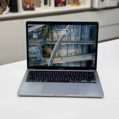 Chiếc máy tính Apple đã qua sử dụng đặt trên bàn làm việc hiện đại minh họa cho việc MacBook cũ dùng có bền không.