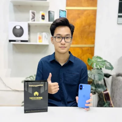 Niềm vui của khách hàng sau khi chọn được sản phẩm ưng ý tại top cửa hàng bán iPhone uy tín nhất Thanh Xuân.