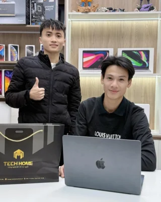 Kỹ thuật viên kiểm tra máy kỹ lưỡng tại cửa hàng uy tín giúp khách hàng an tâm về việc MacBook cũ dùng có bền không.