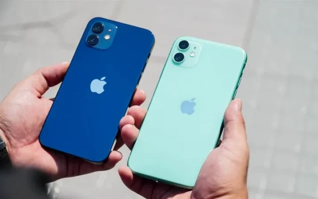 So sánh ngoại hình thực tế giữa iPhone 11 và iPhone 12 với thiết kế cạnh phẳng hiện đại