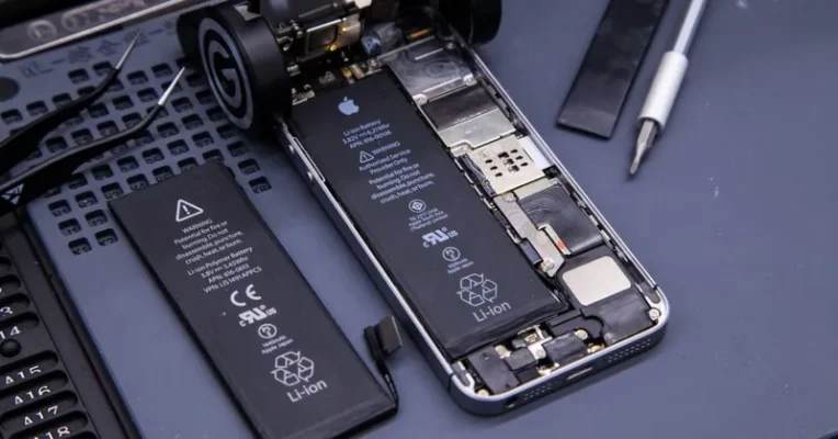 Nhân viên kỹ thuật đang kiểm tra tình trạng pin và linh kiện khi tư vấn mua iPhone cũ tại Thanh Xuân.