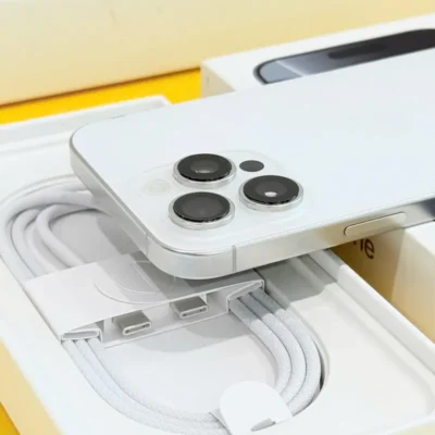 So sánh giá trị kinh tế và độ mới của máy khi người dùng quyết định có nên mua iPhone cũ không.