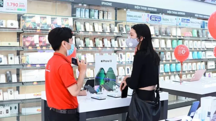 Khách hàng đang trải nghiệm thực tế các dòng iPhone đời mới tại một hệ thống bán lẻ uy tín ở Thanh Xuân.