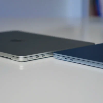 Cận cảnh khung nhôm nguyên khối cứng cáp của máy tính Apple giúp giải đáp MacBook cũ dùng có bền không.
