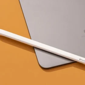 Bút Apple Pencil thế hệ mới đặt cạnh máy tính bảng iPad thể hiện sự linh hoạt của thiết bị.