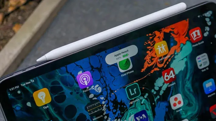 Thao tác sạc không dây Apple Pencil thế hệ 2 bằng cách gắn nam châm vào cạnh iPad.