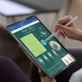 Sinh viên dùng máy tính bảng iPad và bút Apple Pencil để ghi chú trong buổi học trực tuyến