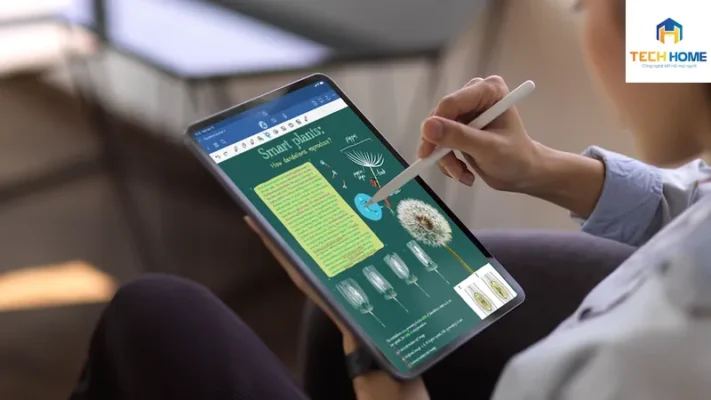 Sinh viên dùng máy tính bảng iPad và bút Apple Pencil để ghi chú trong buổi học trực tuyến