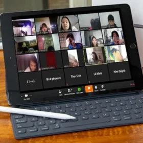 Học sinh sử dụng máy tính bảng iPad để tham gia lớp học trực tuyến tại nhà.