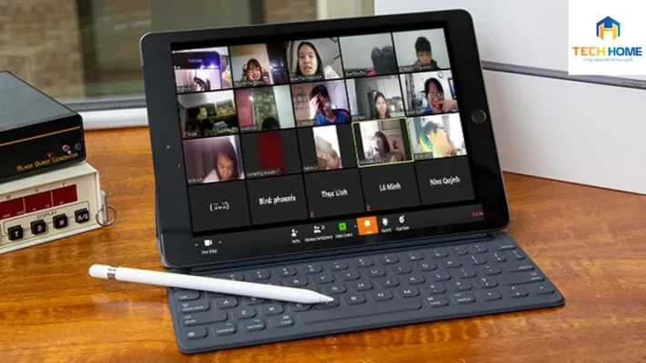 Học sinh sử dụng máy tính bảng iPad để tham gia lớp học trực tuyến tại nhà.