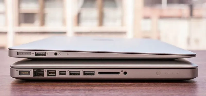So sánh ngoại hình và độ mỏng giữa MacBook Air M3 và MacBook Pro 14 inch.