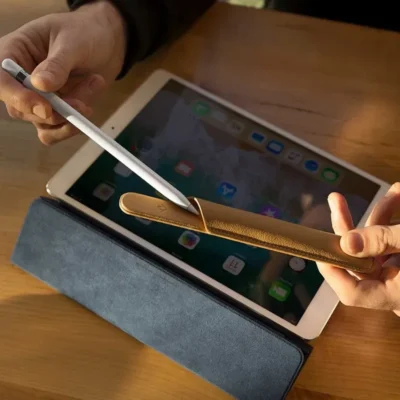 Người dùng làm việc chuyên nghiệp với iPad và Apple Pencil trong không gian văn phòng.